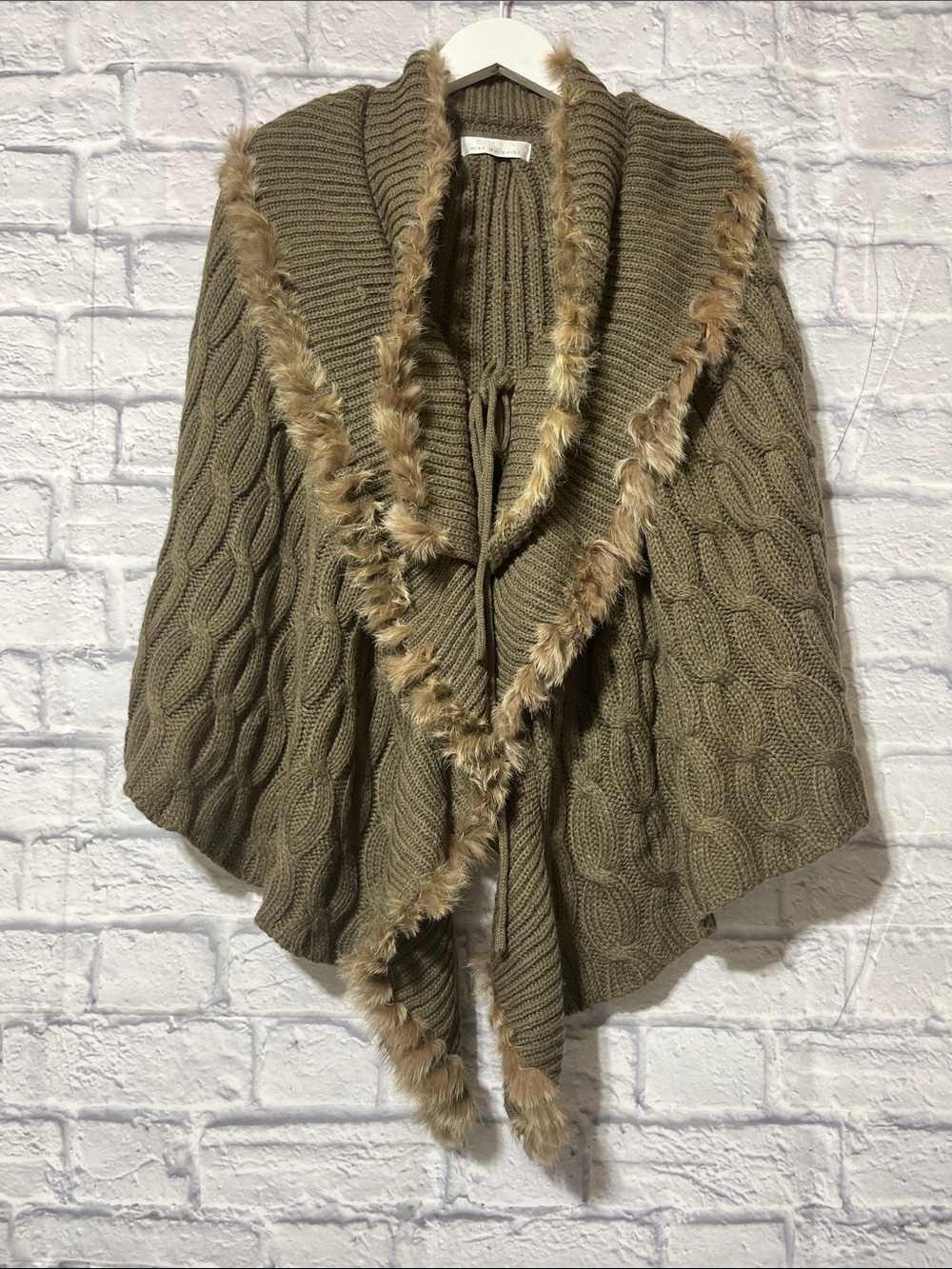 Faux Fur Trim Cable-Knit Shawl in Taupe